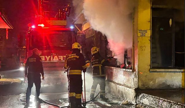 Erzincan'da Çıkan Yangına Kepenkler ve  Camlar Kırılarak Müdahale Edildi (VİDEO)