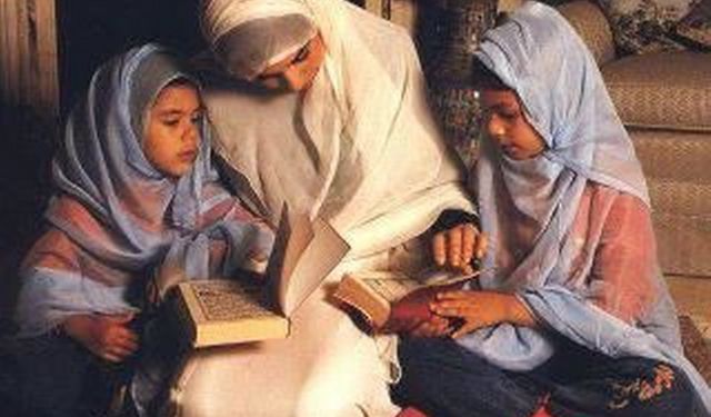 Asr-ı Saadet’te Kadınlar Okuldaydı! Hadisler, İslam’ın İlk Eğitim Modelini Yeniden Düşündürüyor