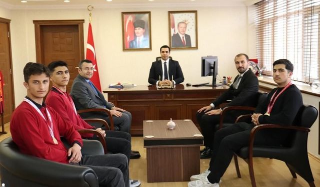 Kemah’ta Bileğin Şampiyonları Kaymakam Tutay’ı Ziyaret Etti!