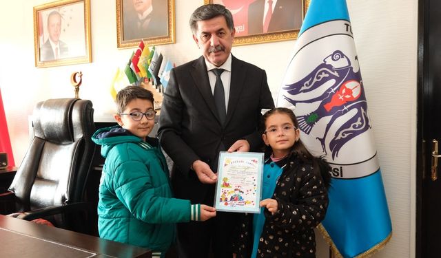 Minik Öğrencilerden Başkan Aksun’a Belge