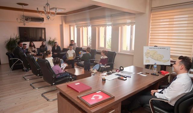 Miniklerden Kaymakama Anlamlı Türk Bayrağı Hediyesi