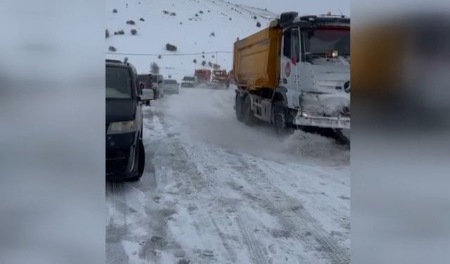 Erzincan Gümüşhane Kara Yolu Kar Yağışı Nedeniyle Kapandı (VİDEO)