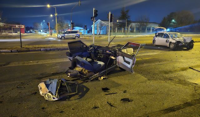 Erzincan'da iki otomobilin çarpıştığı kazada 4 kişi yaralandı