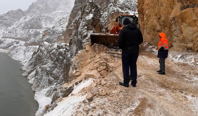 Kemaliye Taş Yolu’nda tehlike oluşturan kaya ve taşlar temizlendi