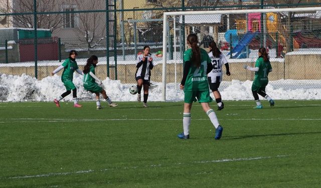 Kızlarımız Dibe Demirledi