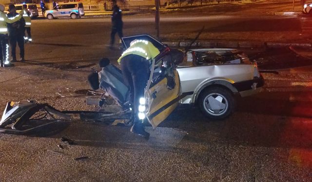 Otomobil İkiye Bölündü, 1’i Ağır 4 Yaralı (VİDEO)