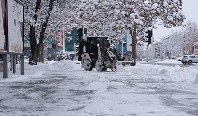 Ulaşım Güvenliği İçin Erzincan’da Tuzlama Çalışmaları Sürüyor