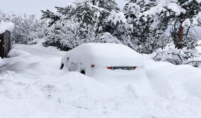 Kar Yağdı, Hayat Durdu: Üzümlü’de 1 Metrelik Engeller (VİDEO)