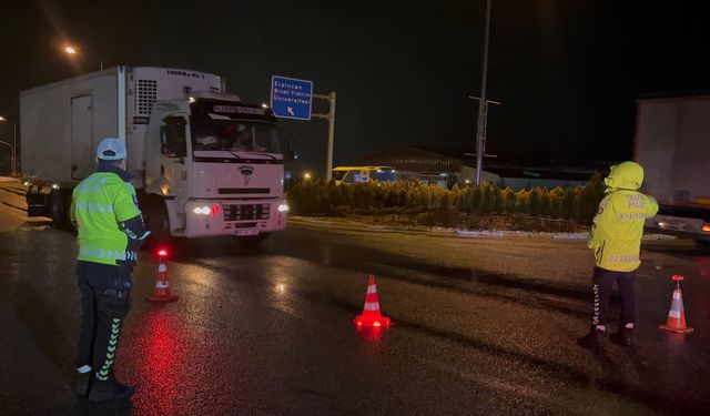 Erzincan’da Yağış Alarmı: Geçitler Kapandı, Uzun Araç Kuyrukları Oluştu (VİDEO)