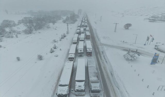 Erzincan-Refahiye Yolunda Kar Engeli: Tırlar Saatlerdir Bekliyor