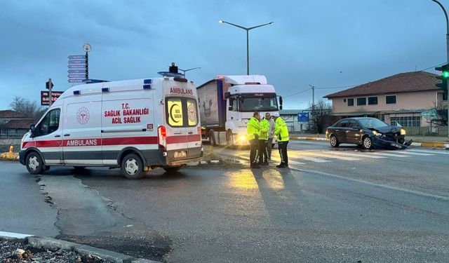 Erzincan'da Trafik Kazası: 2 Yaralı (VİDEO)
