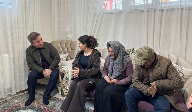 28 Yaşındaki Çilem, Kardeşlerine Hem Anne Hem Baba Oldu