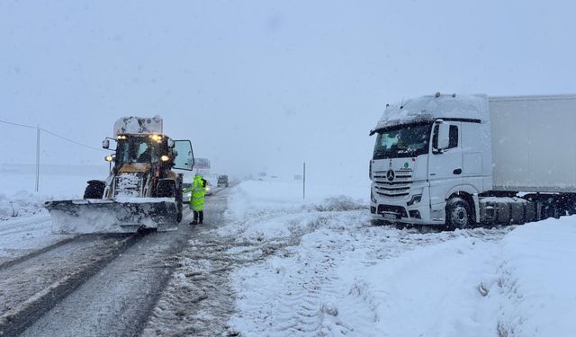 Erzincan-Sivas ve Erzurum Yolunda Kar Engeli (VİDEO)