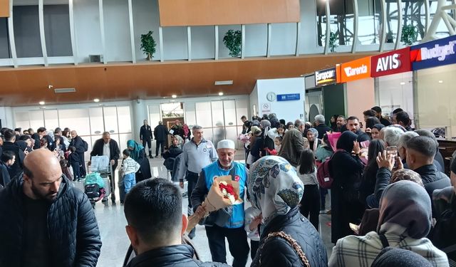 Erzincanlı Umreciler Kutsal Yolculuktan Döndü, Aileleri Sevinçle Karşıladı