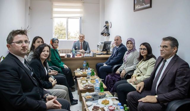 Sağlık Bilimleri Fakültesinde Doçentlik Ünvanı Alan Öğretim Üyesine Tebrik Ziyareti