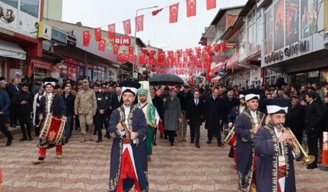 Tercan Kortejinde Şemsiye Krizi: Kaymakamdan Dikkat Çeken Açıklama