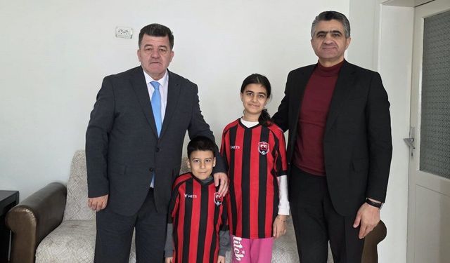 24 Erzincanspor’dan Karaciğer Nakli Geçiren Kardeşlere Anlamlı Ziyaret