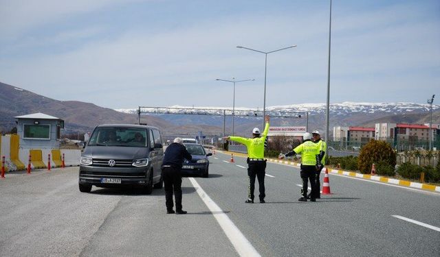 Erzincan’da Bayram Trafiğine Sıkı Denetim: 11 Bin 611 Araç Kontrol Edildi