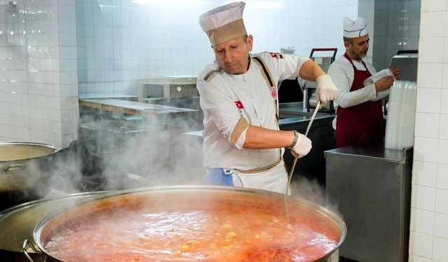 Erzincan’da Bin Kişiye Sıcak Yemek