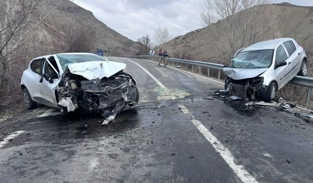 İki Otomobil Kafa Kafaya Çarpıştı: 4 Yaralı (VİDEO)