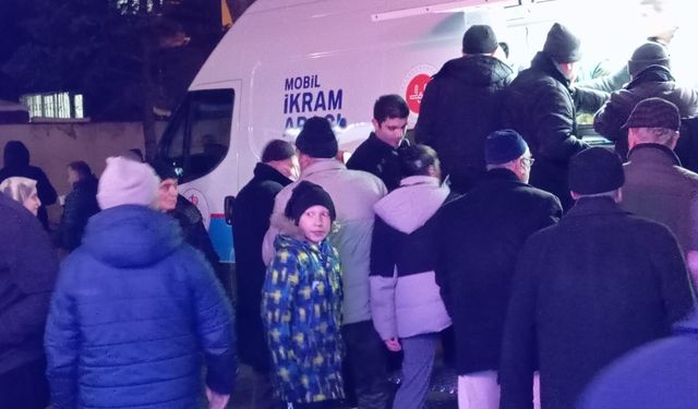 Teravih Sonrası Vatandaşlara Tatlı ve Çay İkramı