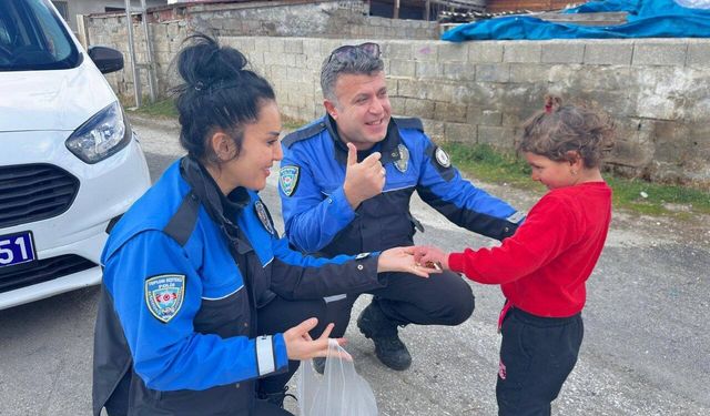 Polisten Miniklere Bayram Sürprizi