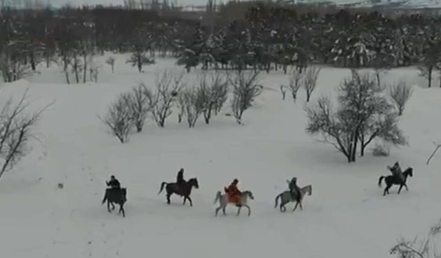 Snowboardcular Erzincan Ovasında Atlı Safari Yaptı (VİDEO)