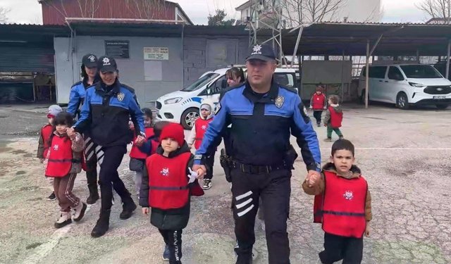 Miniklerden Polislere Anlamlı Ziyaret