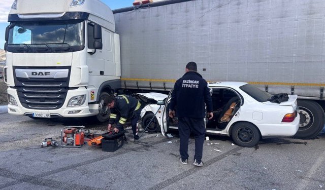 Erzincan-Sivas Yolunda Korkutan Kaza: 2 Yaralı (VİDEO)