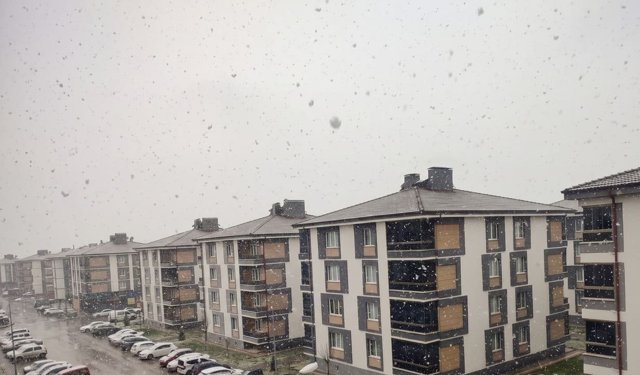 Erzincan'a nisan sürprizi: Kar yağıyor!