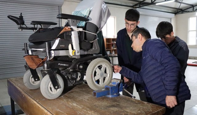 Öğrenciler Engellilerin Araçlarını Ücretsiz Tamir Ediyor (VİDEO)