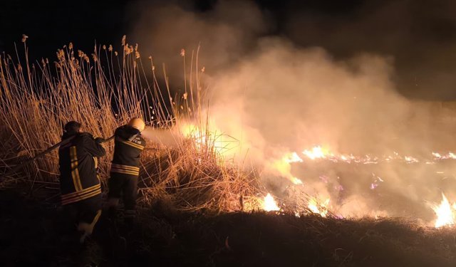 Gece Saatlerinde Çıkan Yangın Korkuttu