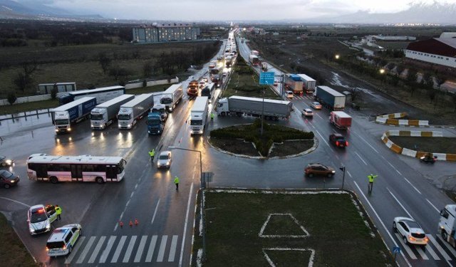 Erzincan'da Kar Yağışı Ulaşımı Aksattı (VİDEO)