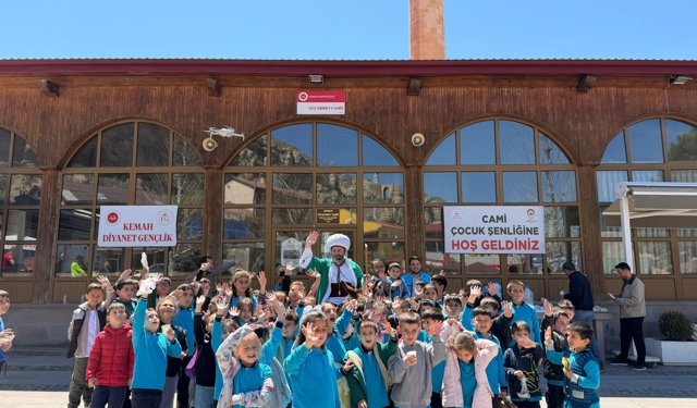 Kemah’ta Çocuk Şenliği Renkli Görüntülere Sahne Oldu