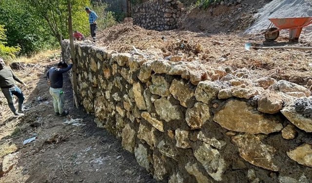 Kemaliye’de Tarihi Dokuya Uyumlu Duvar Çalışmaları