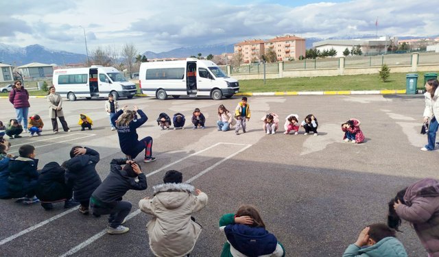Minik Öğrencilerden Erzincan İtfaiyesine Ziyaret