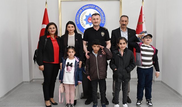 Minik Yüreklerden Polise Anlamlı Ziyaret