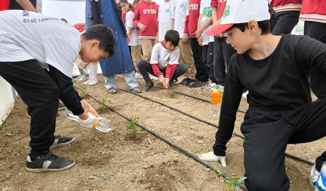 Öğrenciler “Okuldaki Çiftlik” Projesiyle Toprakla Buluştu