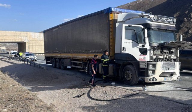 Erzincan'da Tır Yangını: Sürücü Dumandan Etkilendi (VİDEO)