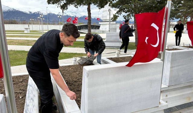 Erzincan’da Şehitler Haftası’nda Anlamlı Ziyaret: Garnizon Şehitliği Temizlendi