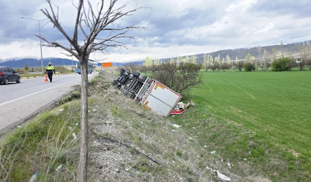 Erzincan’da Soda Yüklü Tır Devrildi: Facianın Eşiğinden Dönüldü (VİDEO)