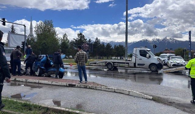 Erzincan’da Kavşakta Korkutan Kaza: 3 Kişi Yaralandı (VİDEO)
