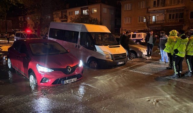 Erzincan’da Altyapı Çalışması Sonrası Göçük: 3 Araç Göçüğe Saplandı (VİDEO)