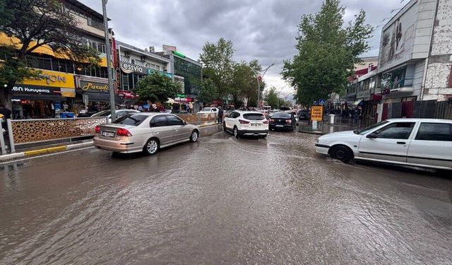 Erzincan’da Sağanak Hayatı Felç Etti: Vatandaş Çareyi Kendi Yöntemiyle Buldu (VİDEO)