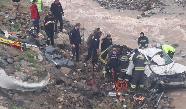 Erzincan-Sivas Karayolunda Feci Kaza: 2 Ölü, 1 Yaralı (VİDEO)