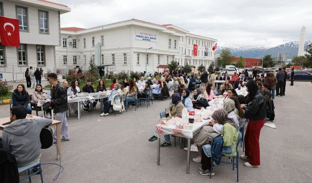Vali Aydoğdu, Üniversiteli Gençlerle Piknikte Buluştu