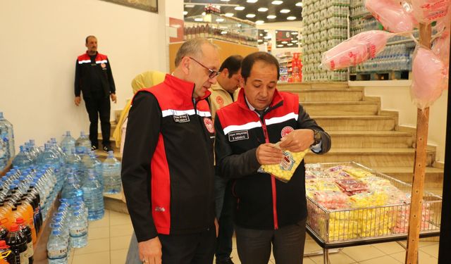Raflar ve Ürünler Tek Tek Kontrol Ediliyor