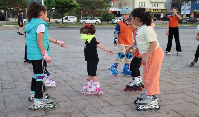 Çocuk Sporcular Patenle Form Tutuyor (VİDEO)