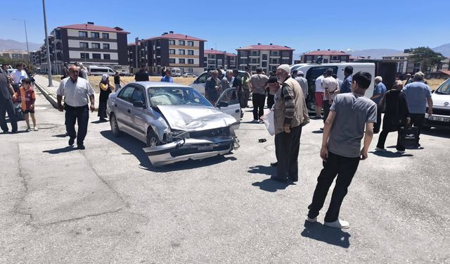 Erzincan'da Zincirleme Kaza: Üç Araç Çarpıştı, Trafik Bir Süre Aksadı (VİDEO)