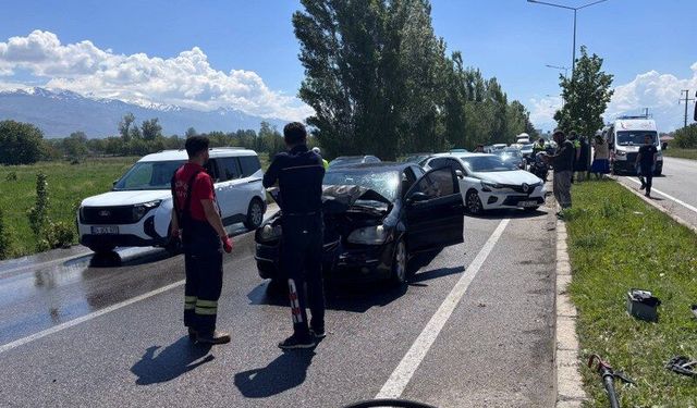 Erzincan’da 4 Araç Birbirine Girdi: Kazanın Ardından Araç Alev Aldı (VİDEO)
